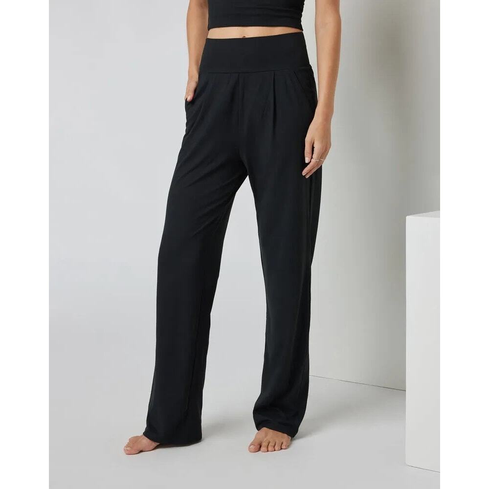 Vuori Women's Straight Leg Pants in Black
